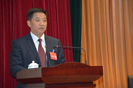 县人民政府县长董万春向大会报告政府工作.