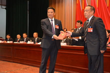 镇康县十七届人大一次会议举行第三次全体会议