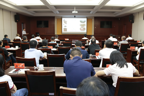 杨文章围绕当前临沧茶叶产业现状作专题讲座