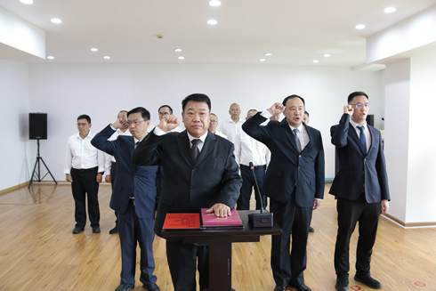 市人大常委会举行宪法宣誓仪式