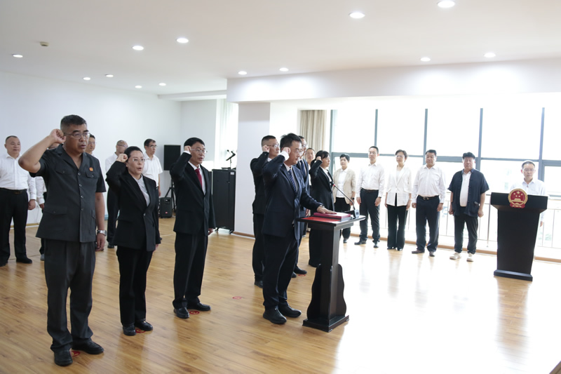 市人大常委会举行宪法宣誓仪式