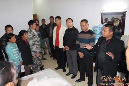 南伞镇领导看望慰问人大代表 - 镇康 - 云南省临沧市人民代表大会常务