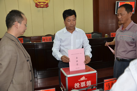    会议听取和审议了县人民政府关于凤庆县“十二五&