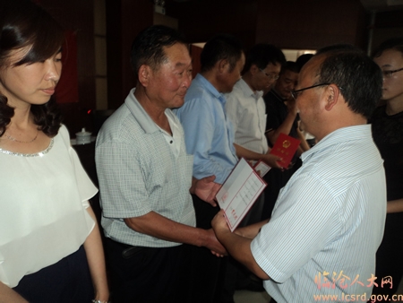 通过了关于任命施志燕等十六同志为凤庆县人民法院人民陪审员的决定