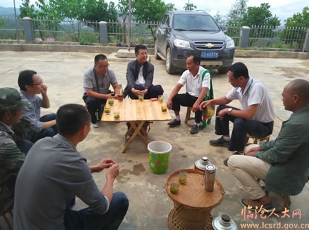 赵毅率领挂钩单位深入东米村调研