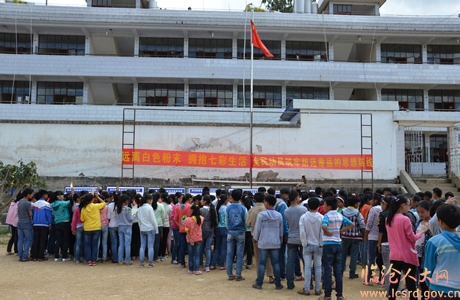 凤庆法院深入乡镇中学宣传禁毒工作